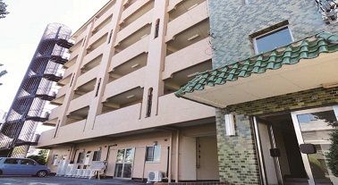 明るい外観の建物入口