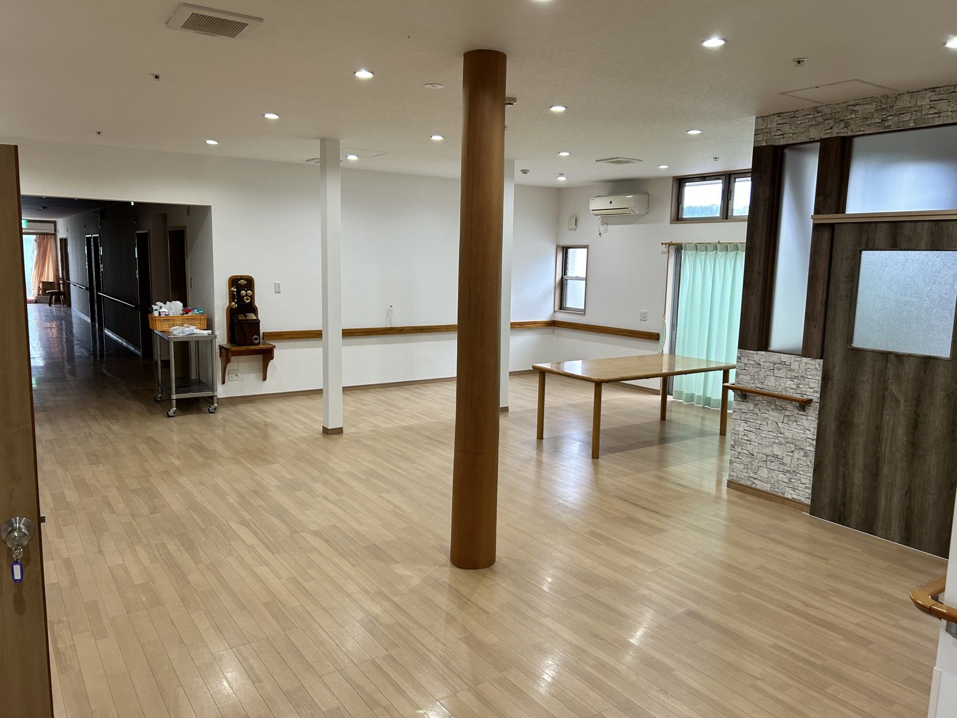 仲良く食事をしている高齢の男性と女性