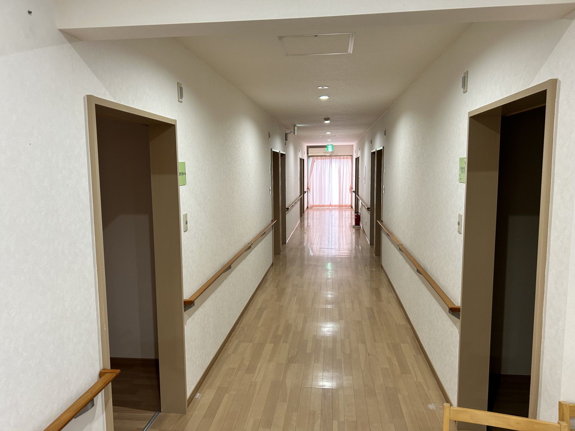 ソファに座って会話をする2名の女性