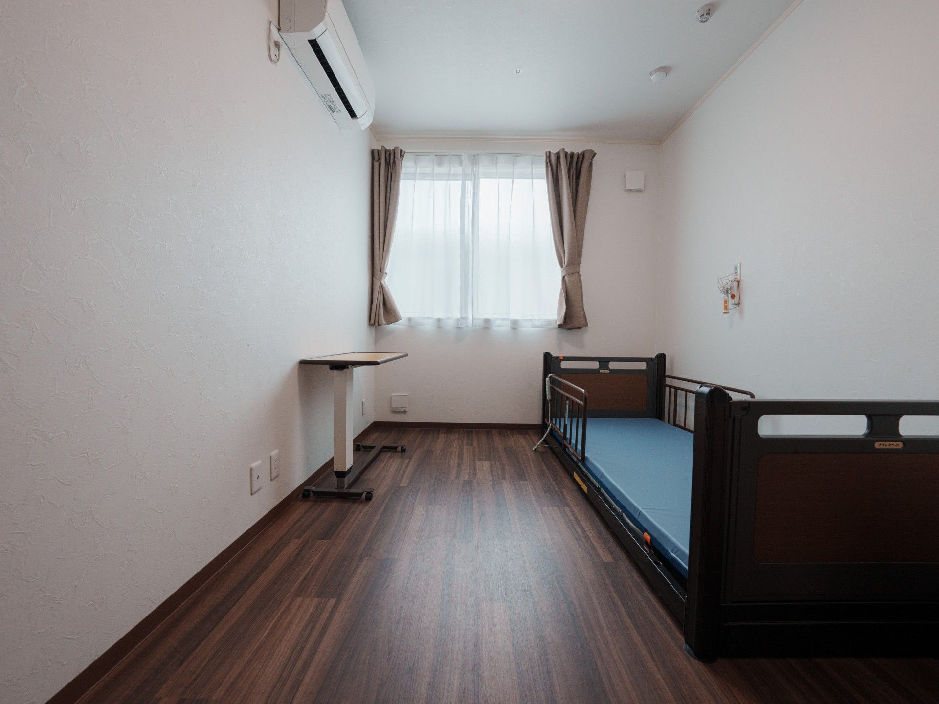 シンプルな個室の様子