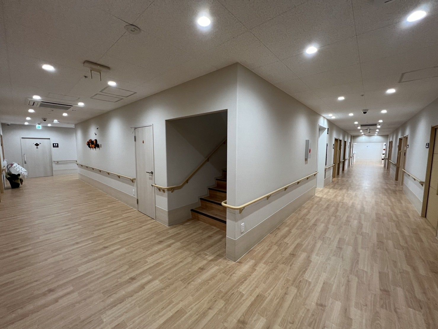 広々とした廊下の様子