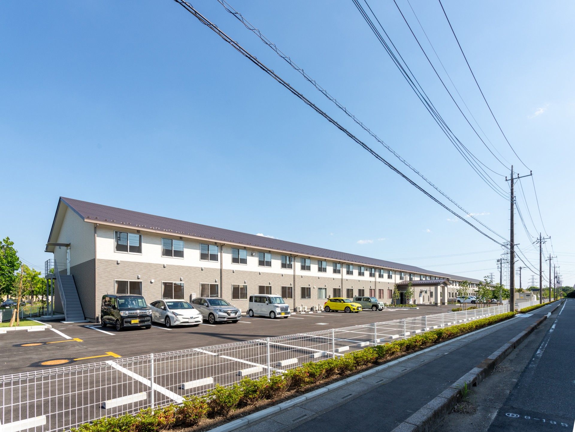 広い駐車場の建物外観