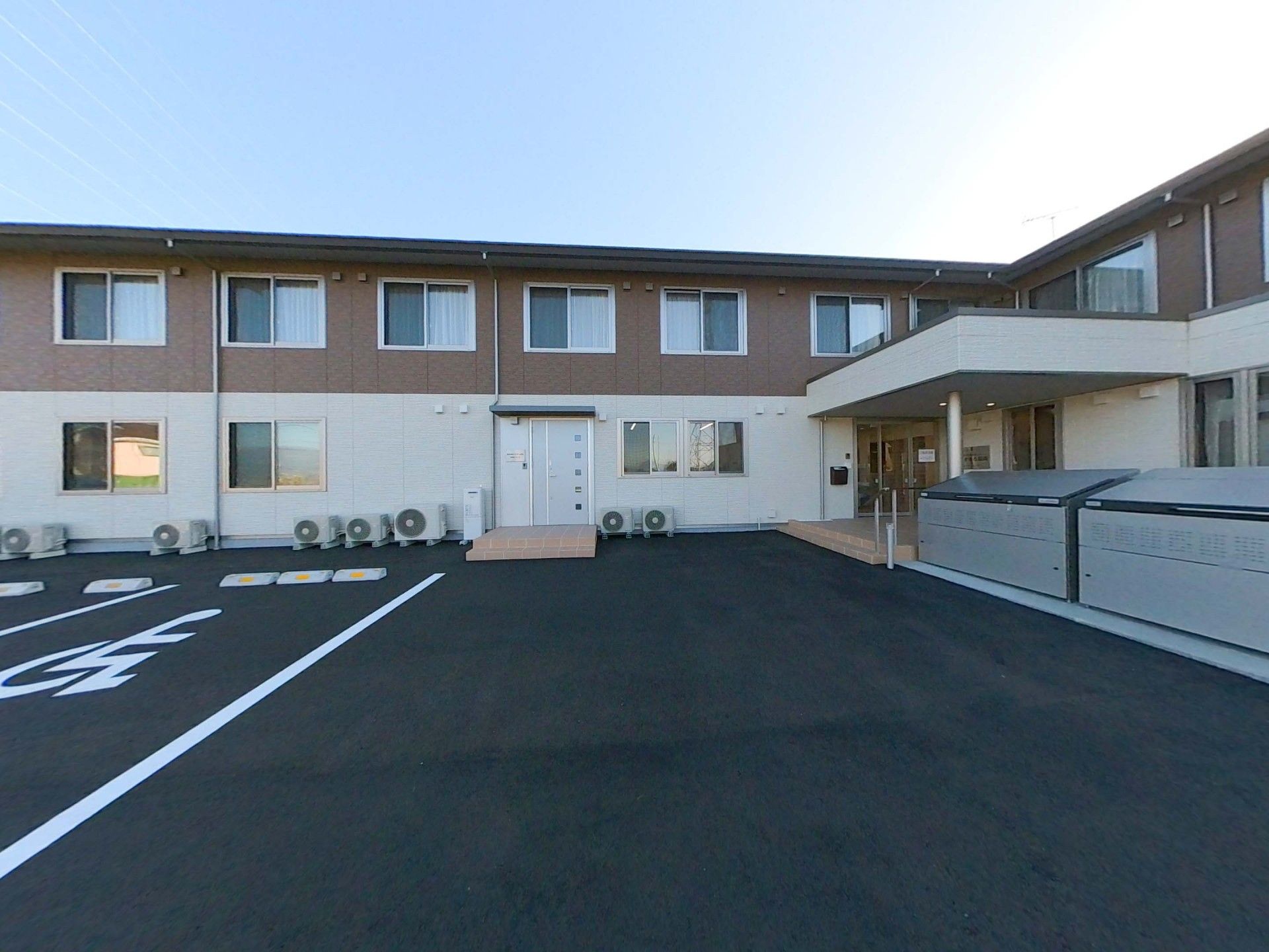 広い駐車場の建物外観