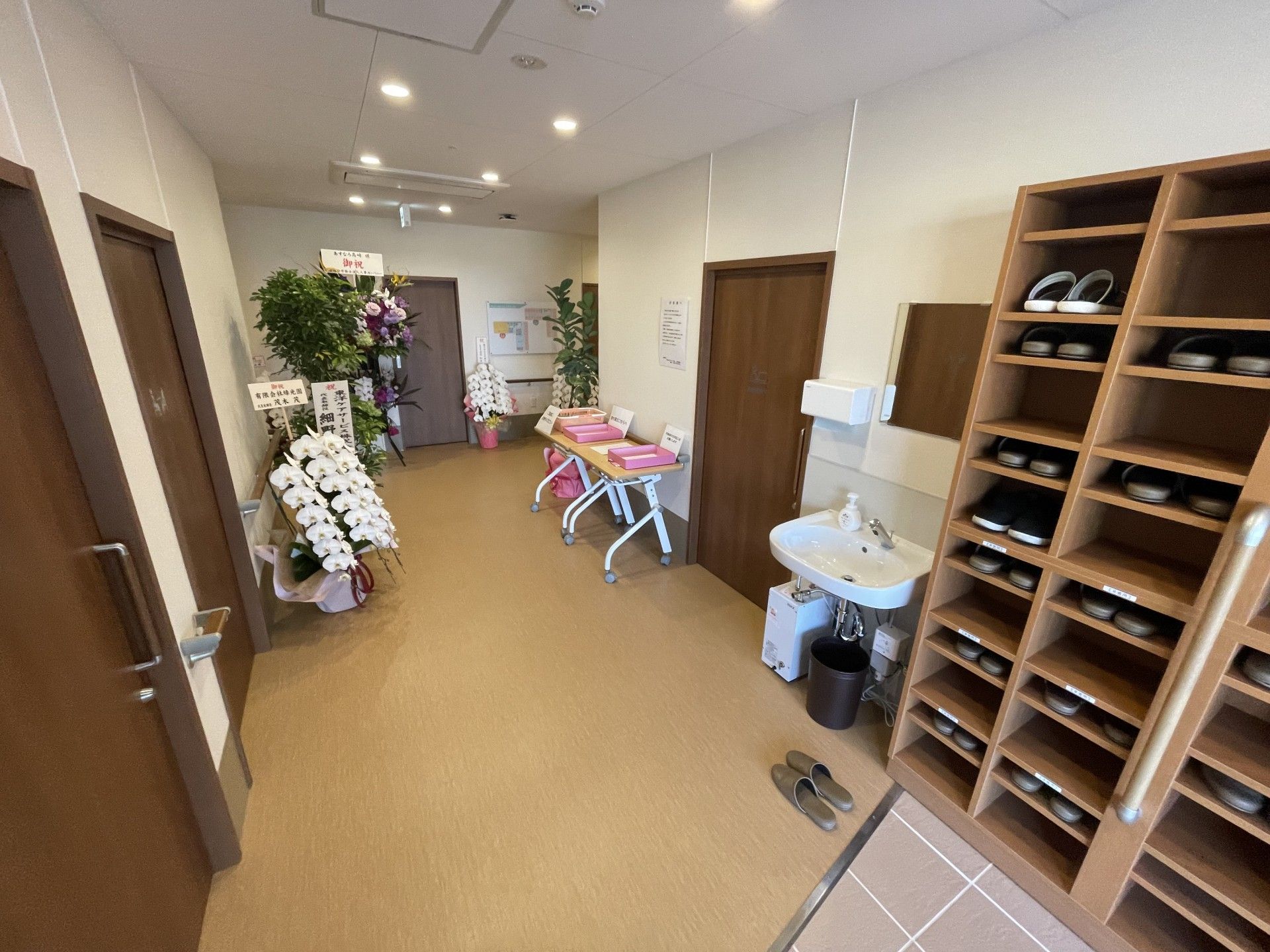 花と靴棚のある廊下