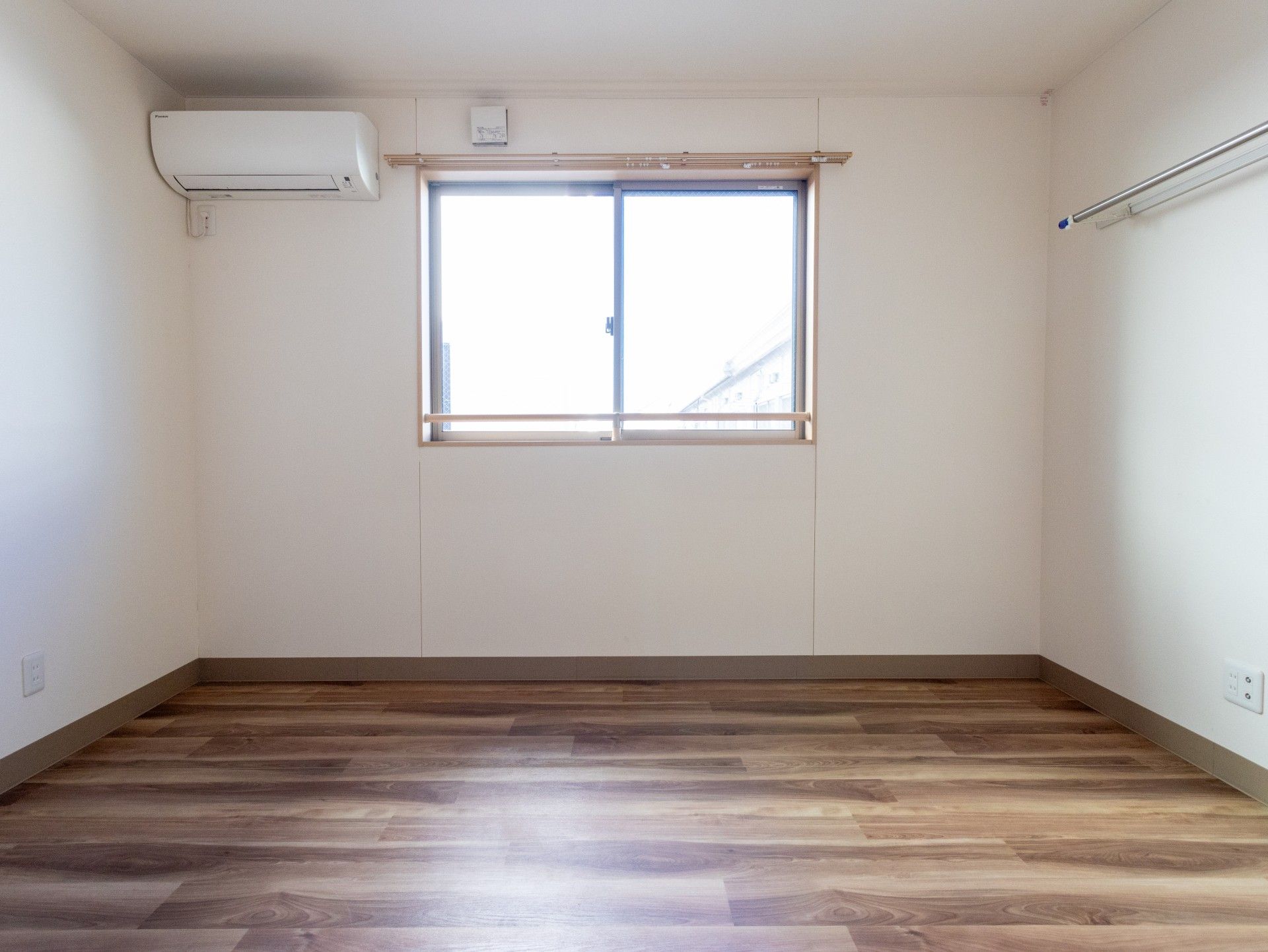窓のある明るい部屋