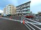 広い駐車場のある建物外観
