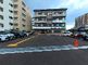 広い駐車場のある建物外観