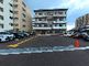 広々とした駐車場のある建物外観