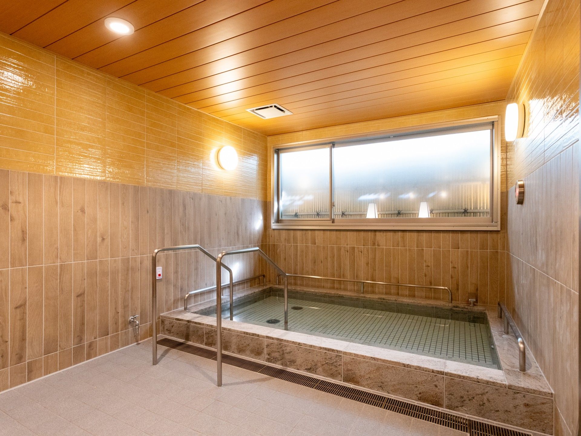 手すり付きの浴室