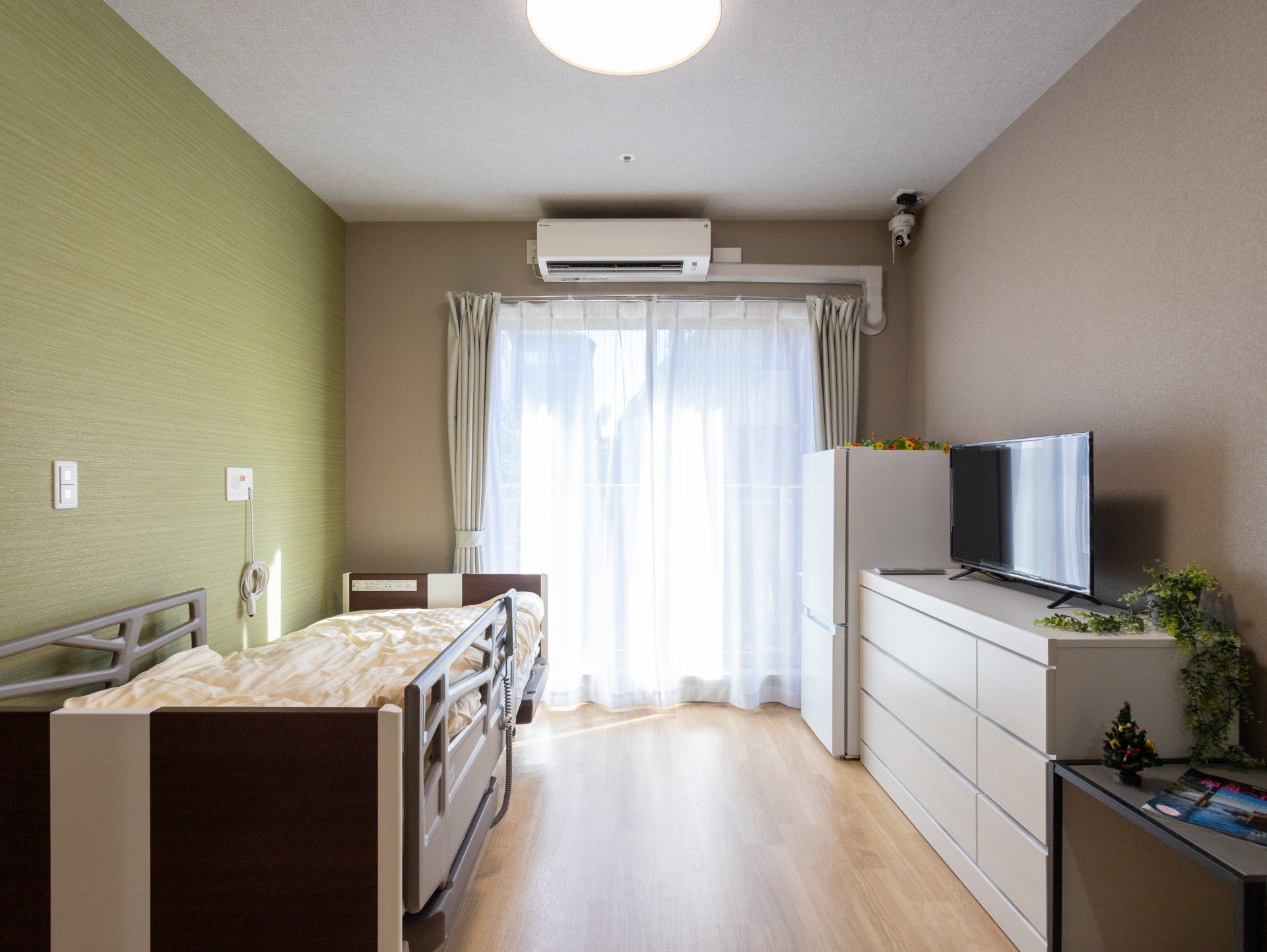 明るい個室の様子