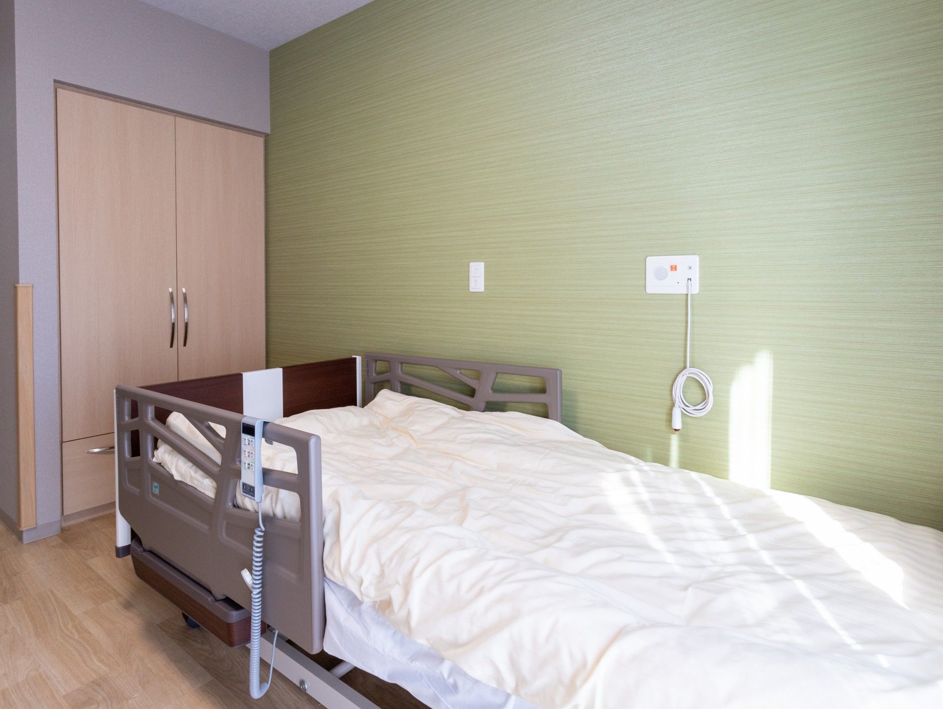 落ち着いた色調の居室