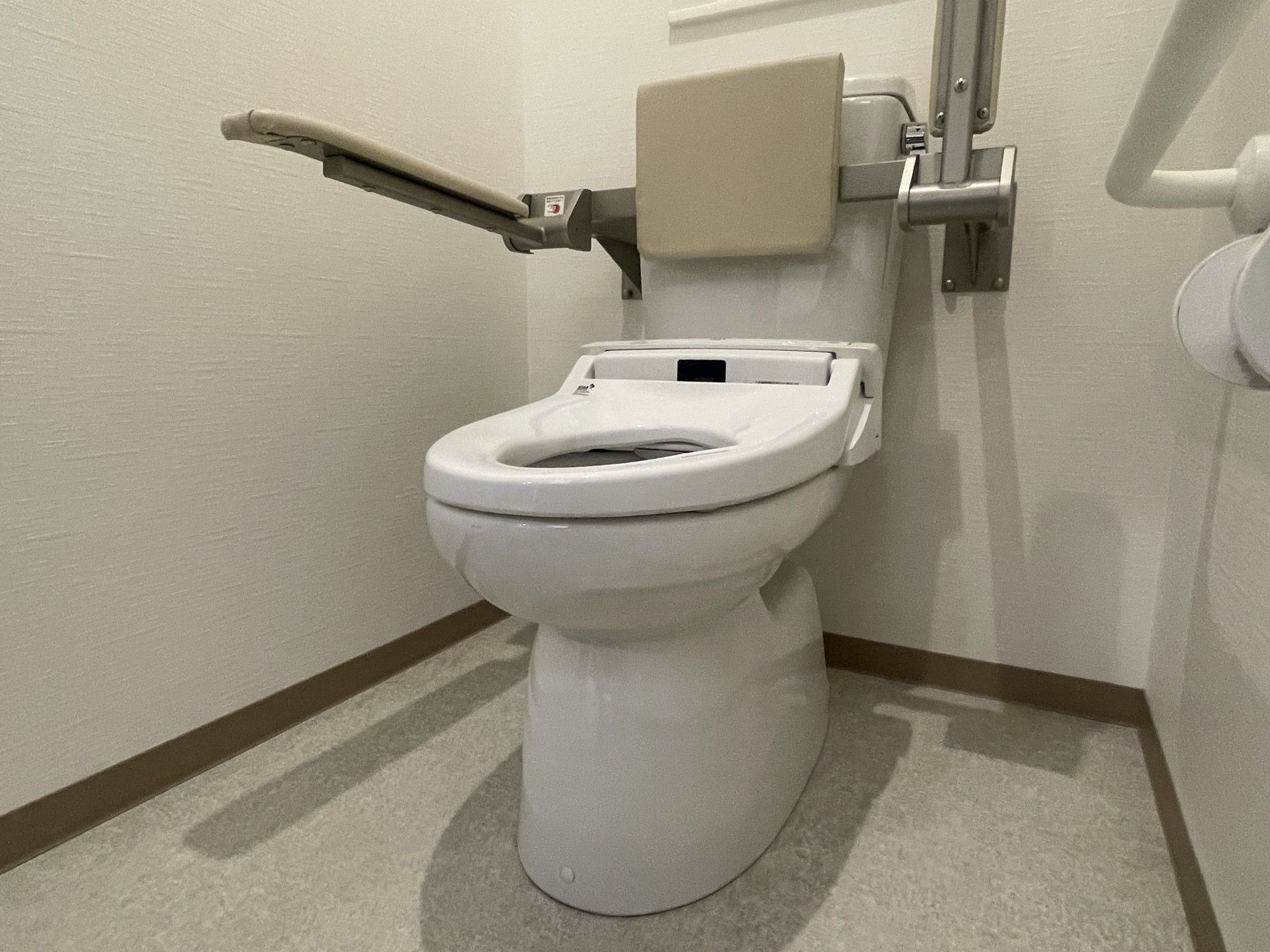手すり付きのトイレ