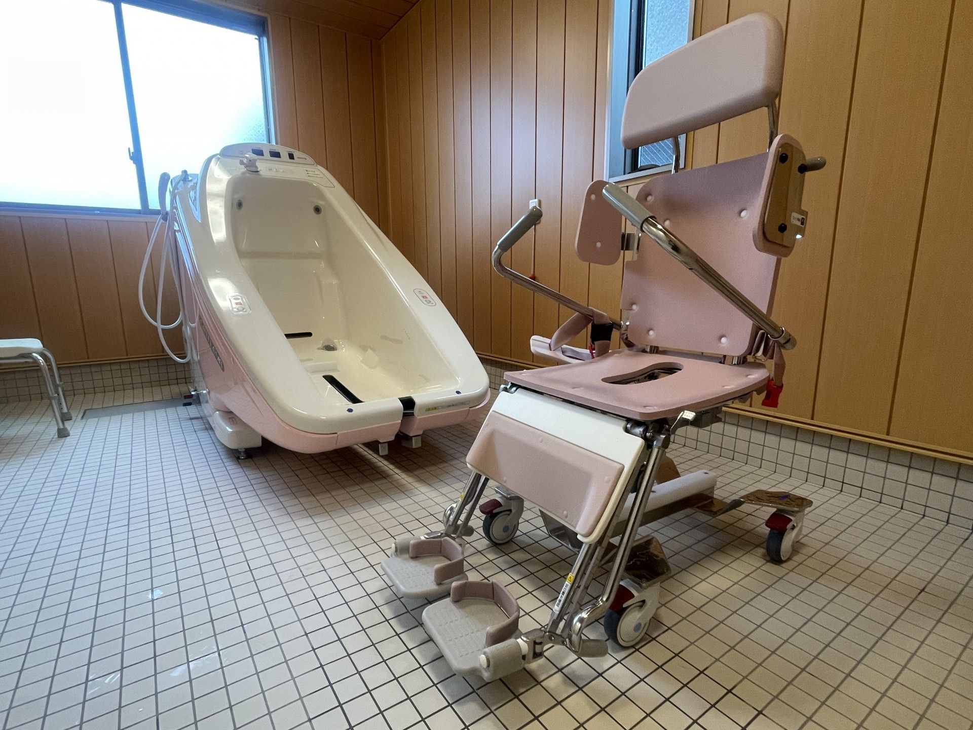 入浴設備と介助用椅子