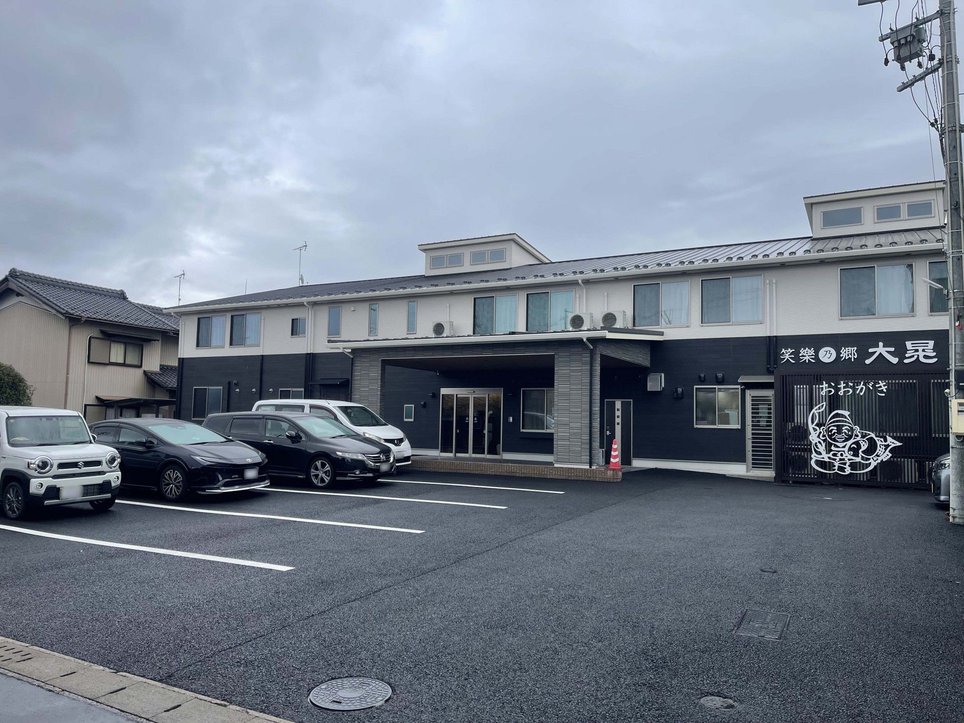 駐車場のある建物外観