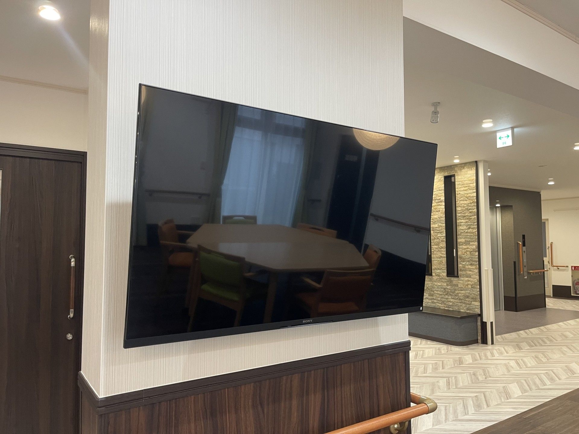テレビとテーブルのある空間