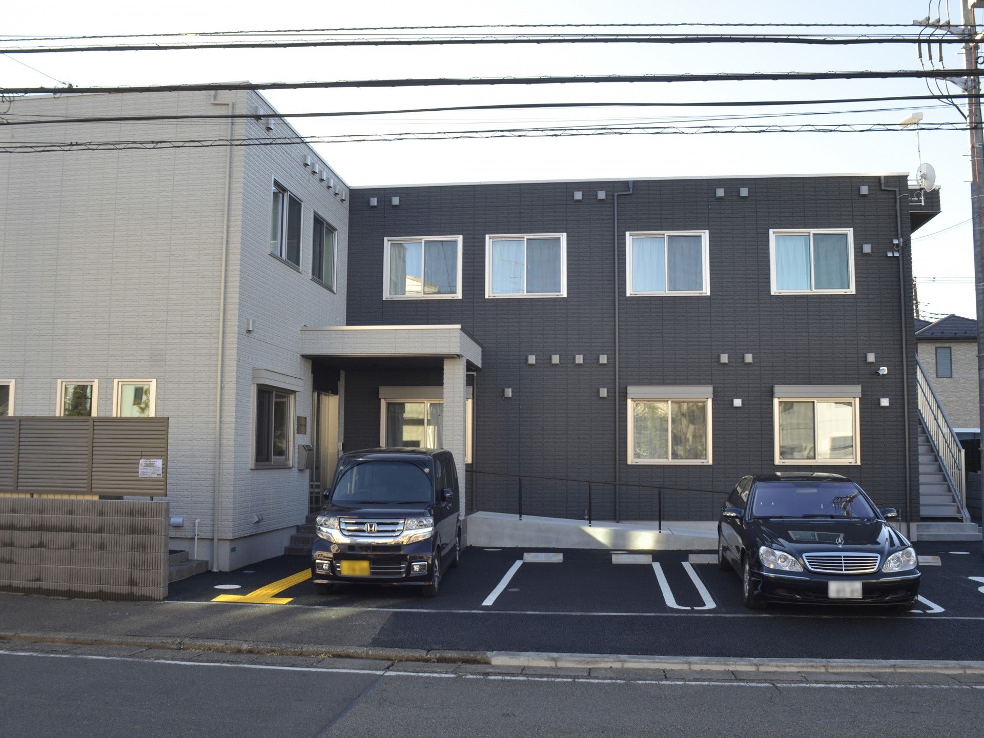 駐車場のある建物外観