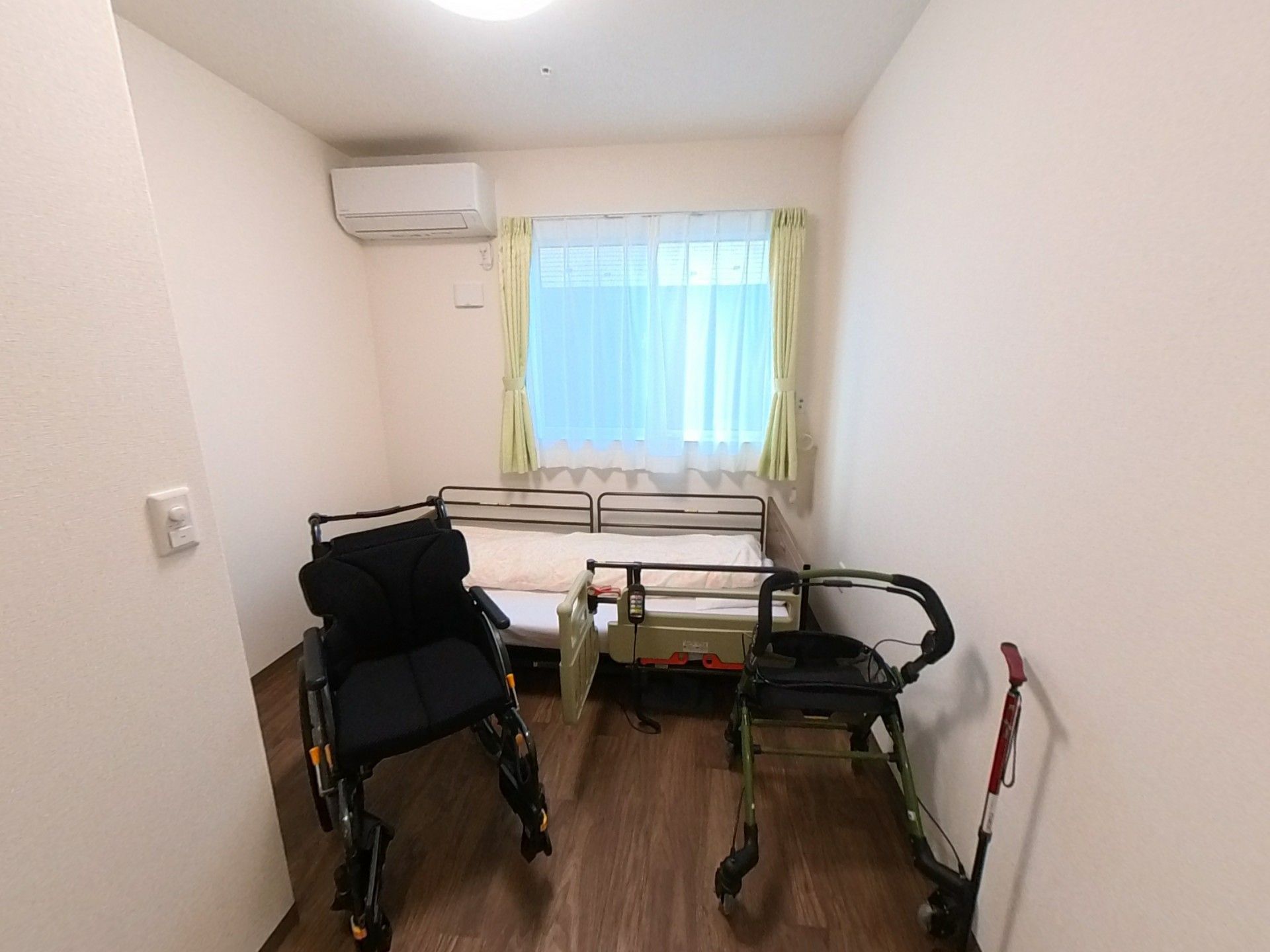 ベッドと車椅子のある部屋