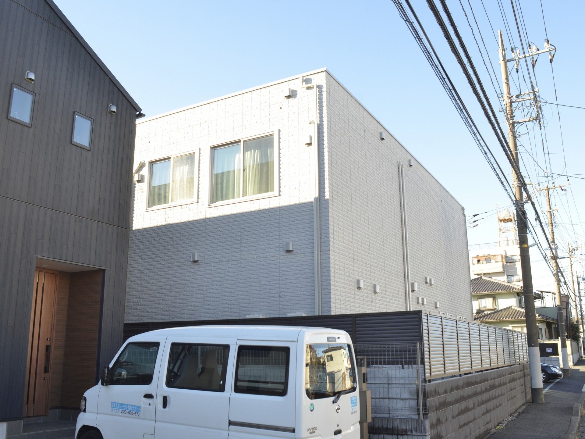 白い建物と車