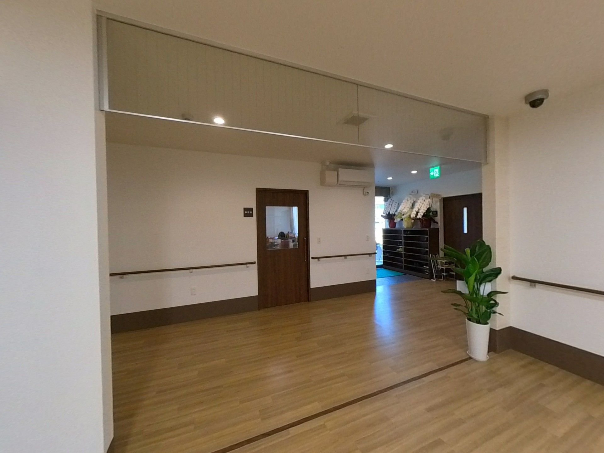 明るい廊下と出入口