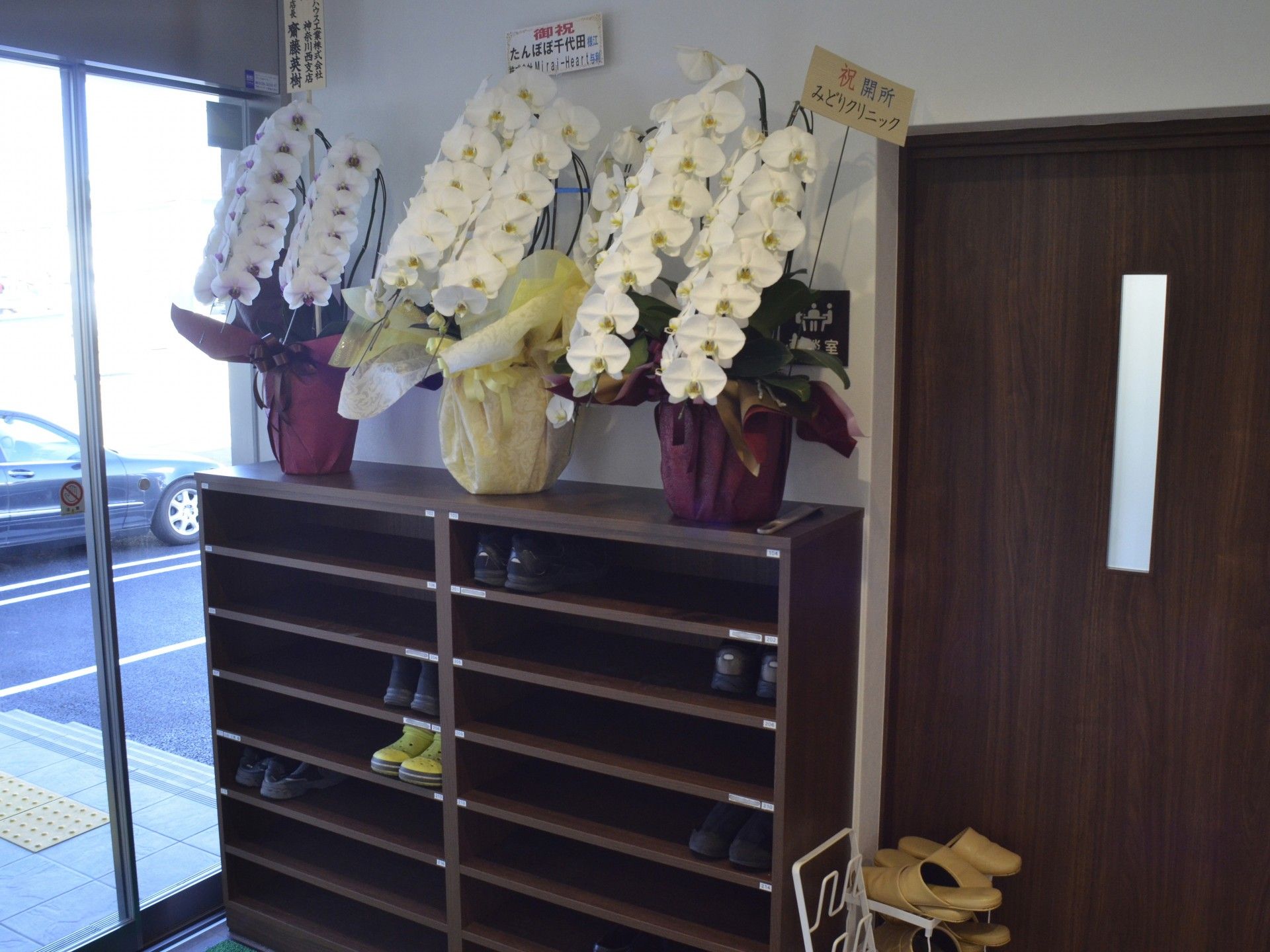 玄関の靴箱と花