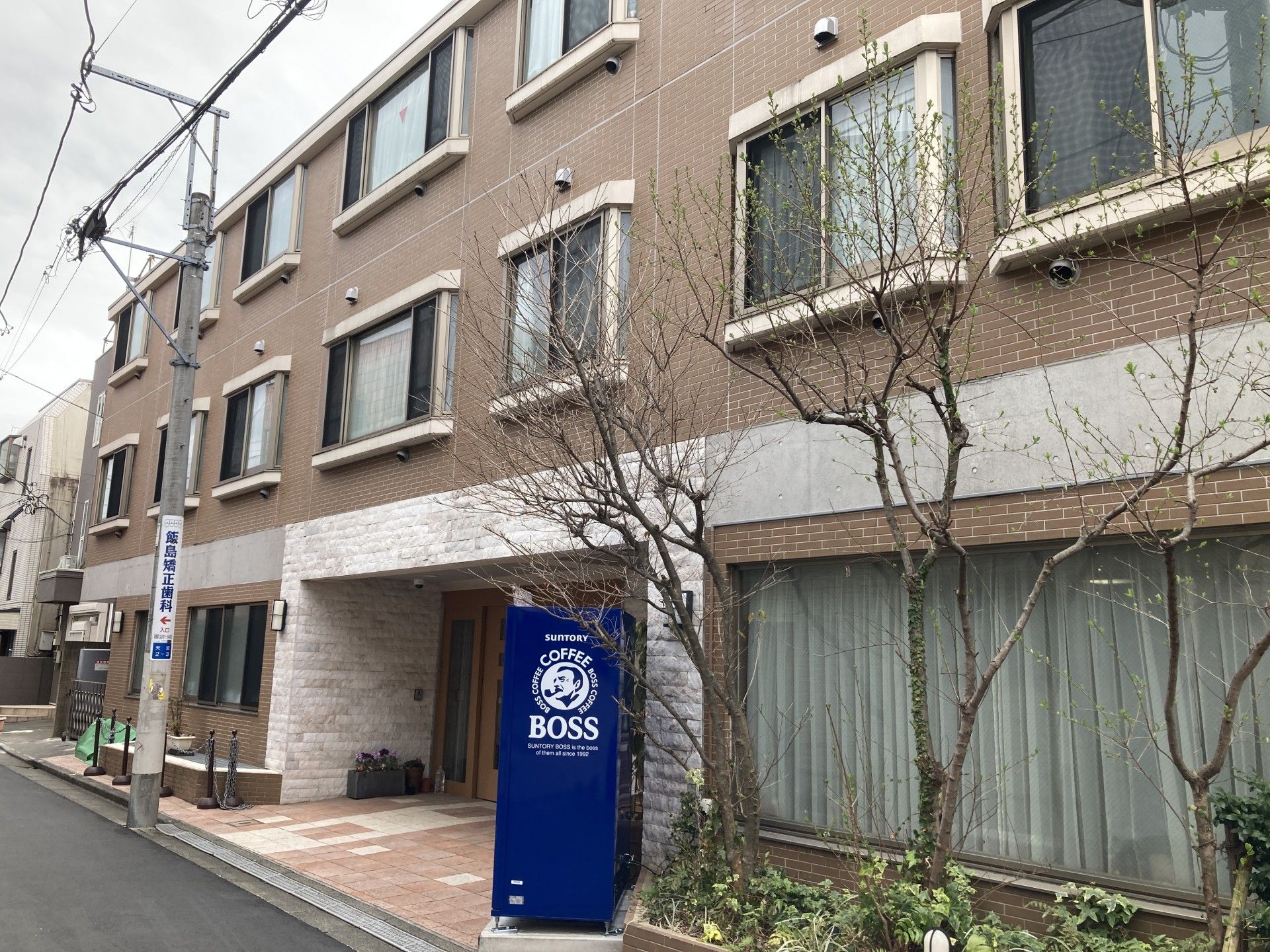 落ち着いた外観の建物