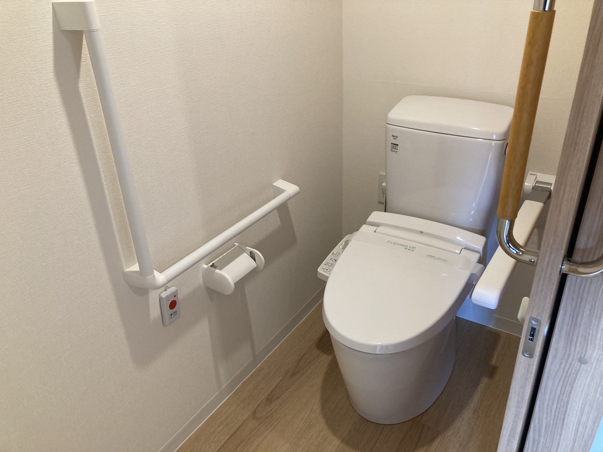 手すり付きのトイレ