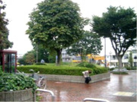 最寄り駅前はきれいに整備されており、車椅子でも移動しやすい。木が多く植えられており、電話ボックスが立っている。