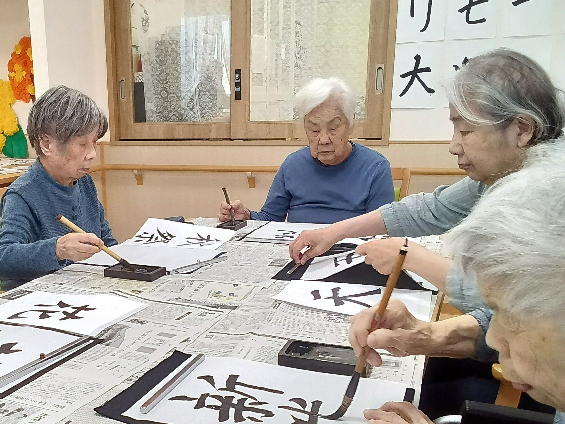 書道を楽しむ皆さんの様子