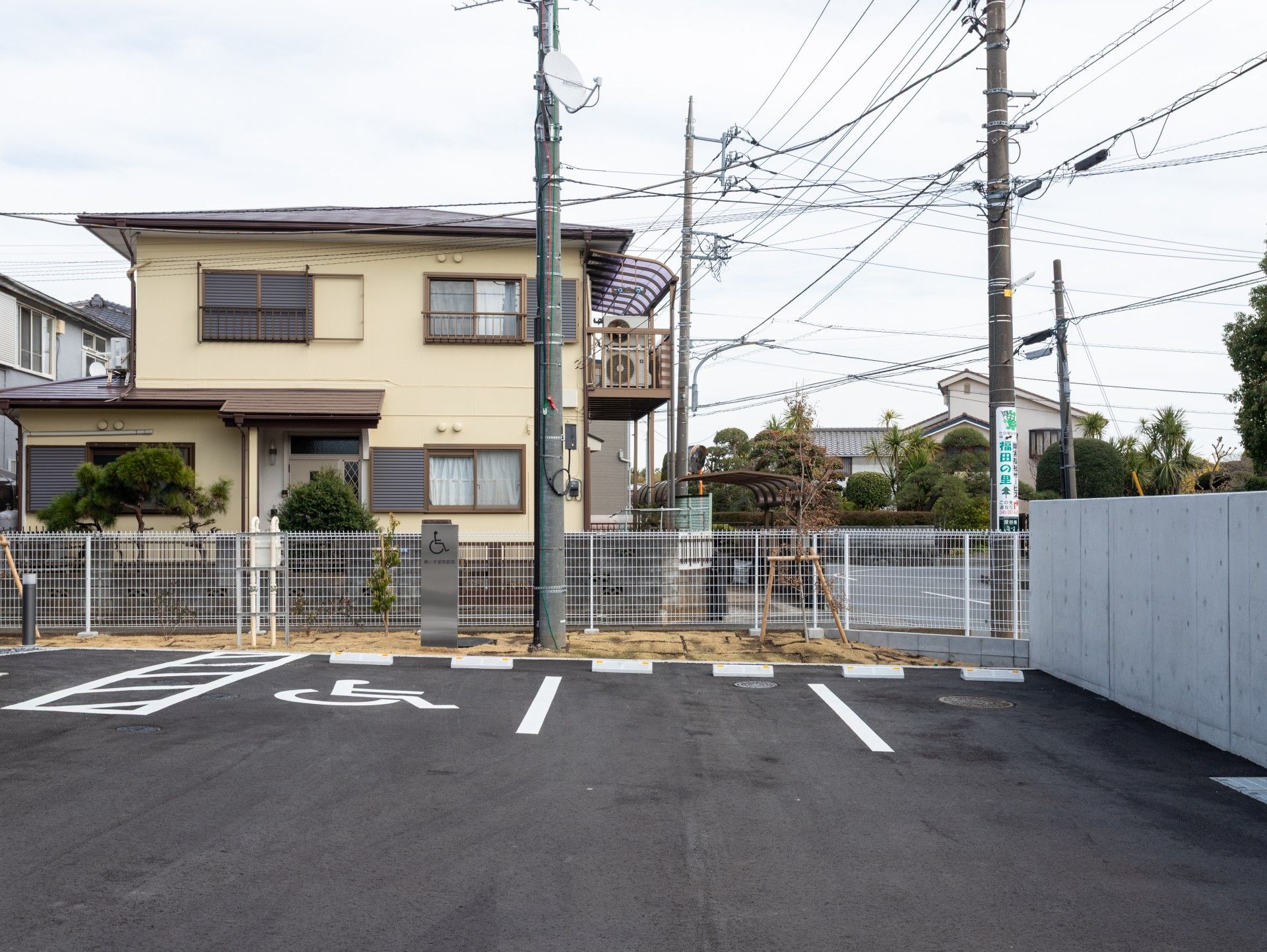 駐車場と建物の外観