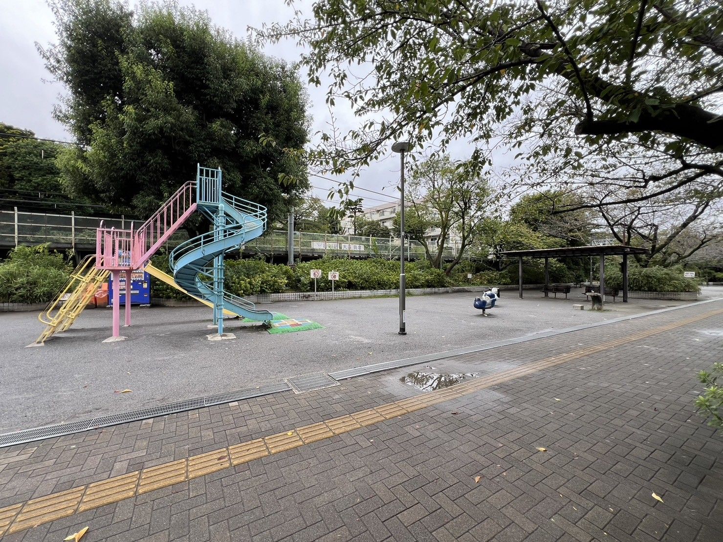 公園の遊具とベンチ