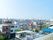 都市の景色を望む屋上