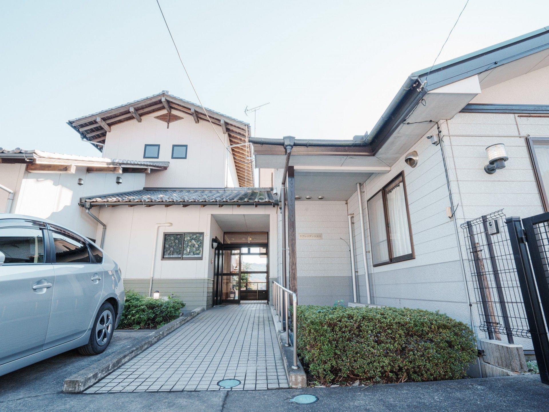 明るい入口の施設外観