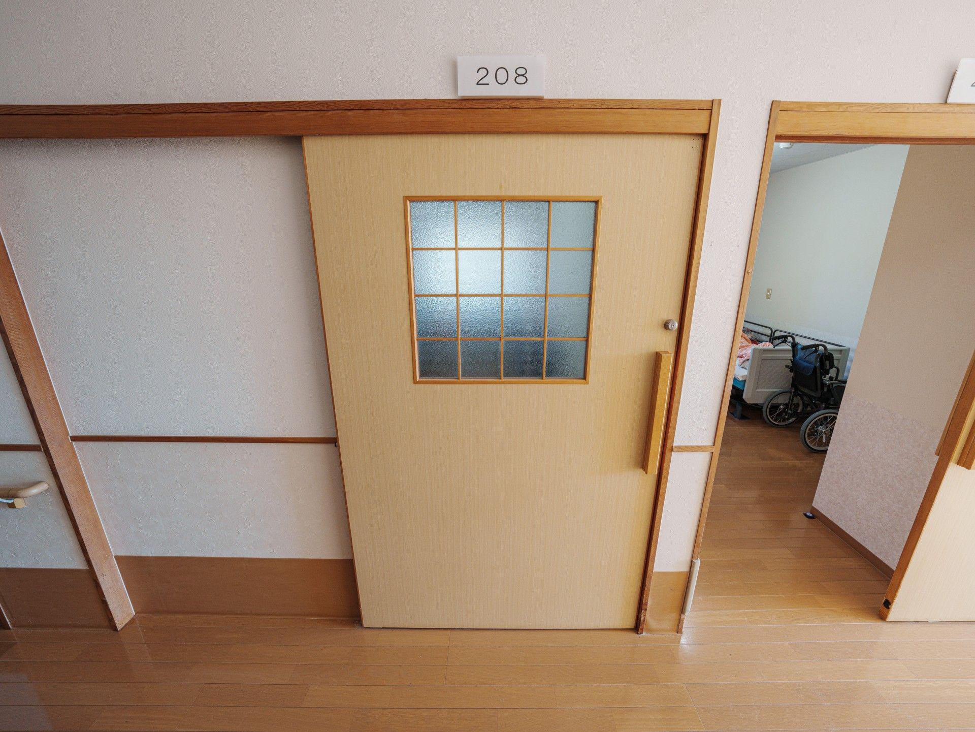 和室の扉と廊下