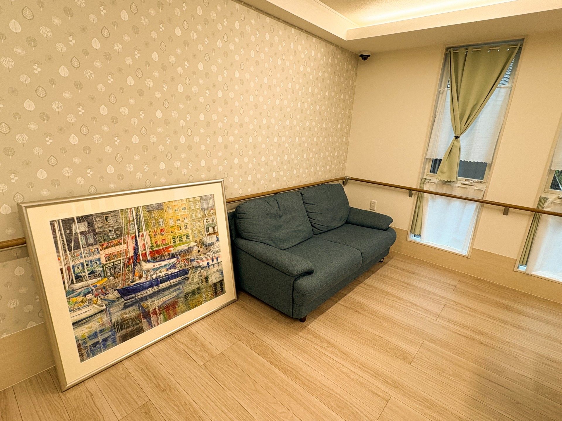 絵画とソファのある部屋