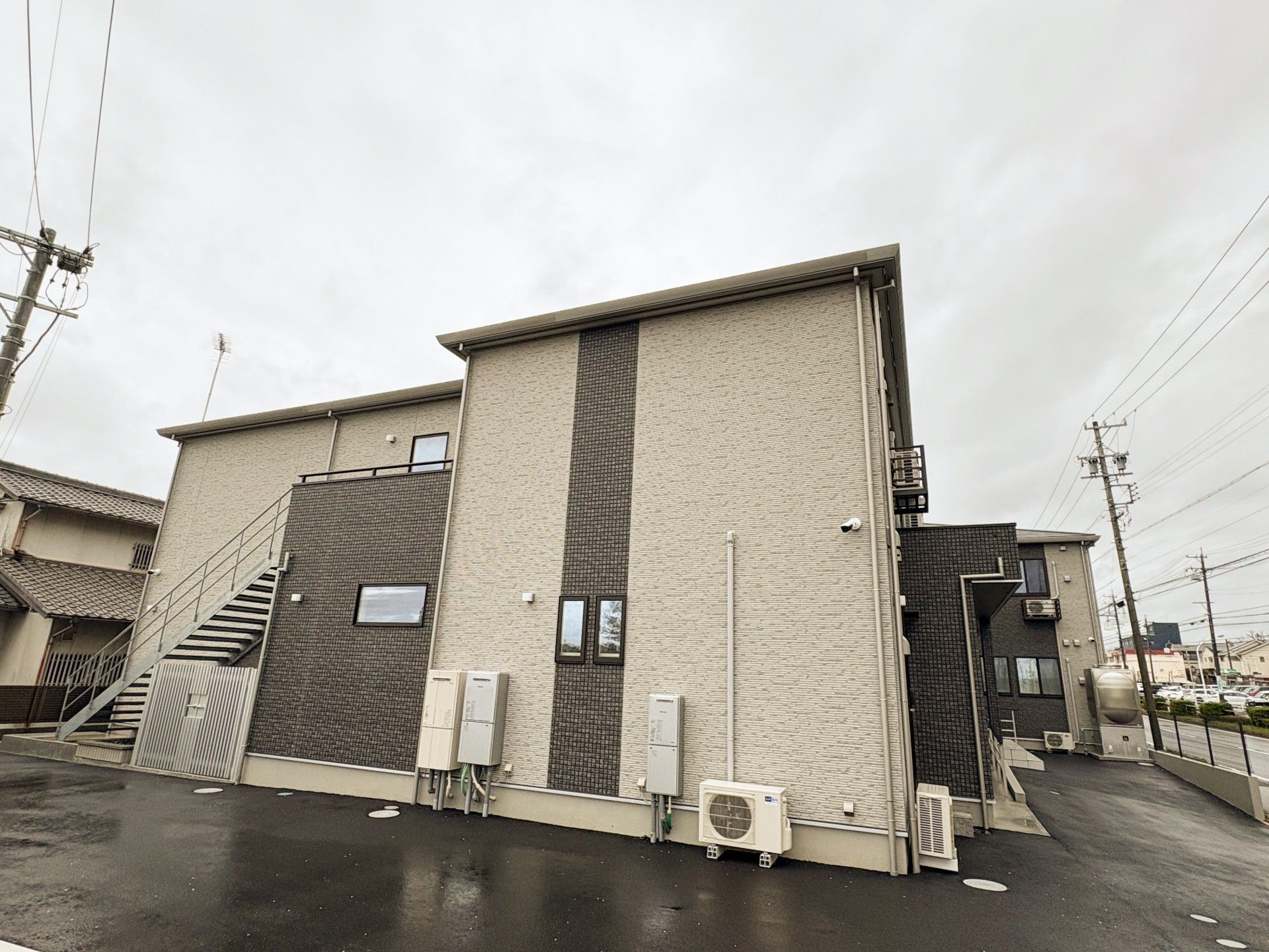 外観の階段と設備
