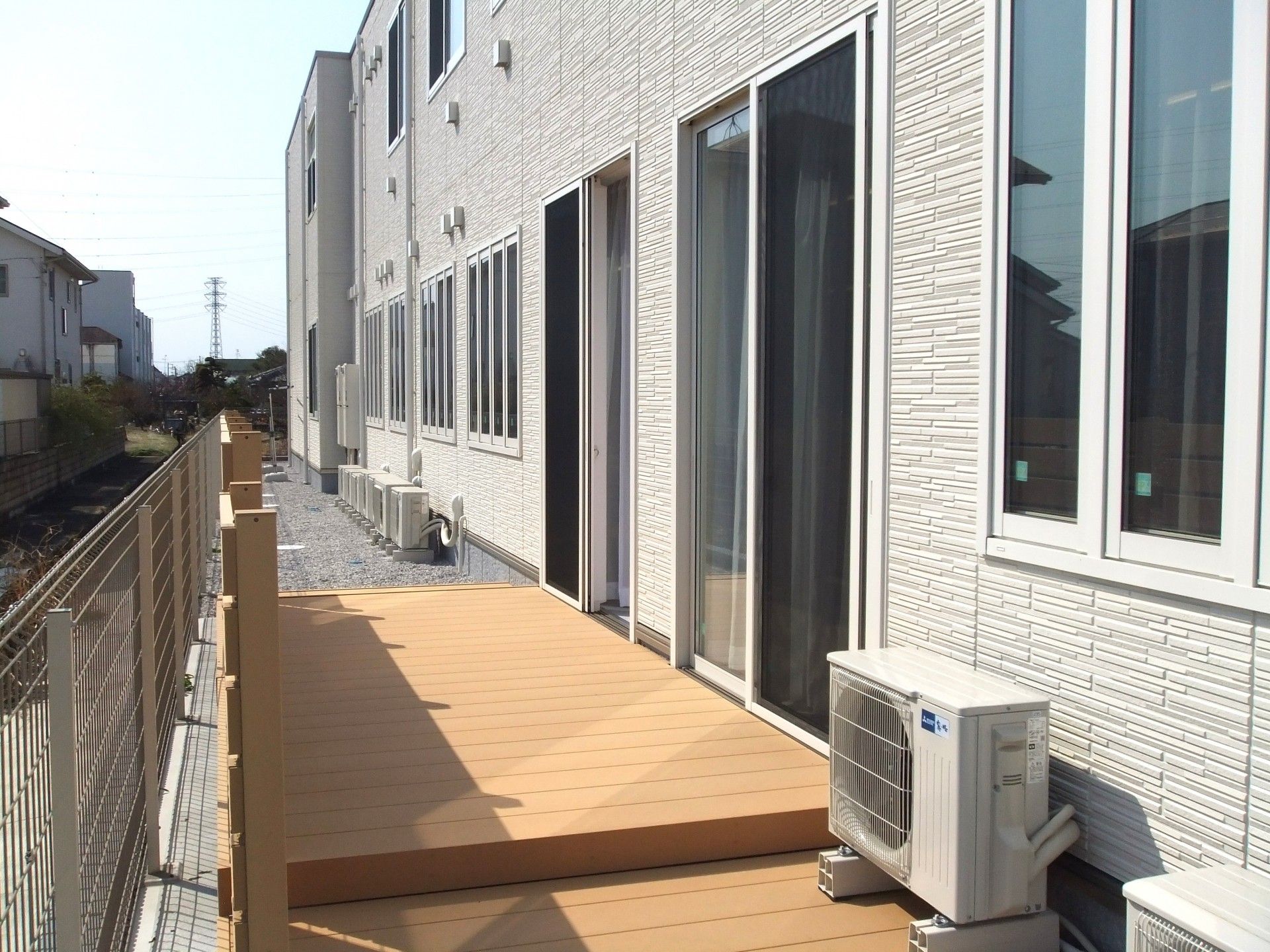 駐車場のある建物外観