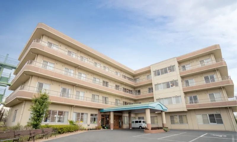 広い駐車場のある建物