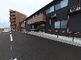 モダンな外観の建物エントランス