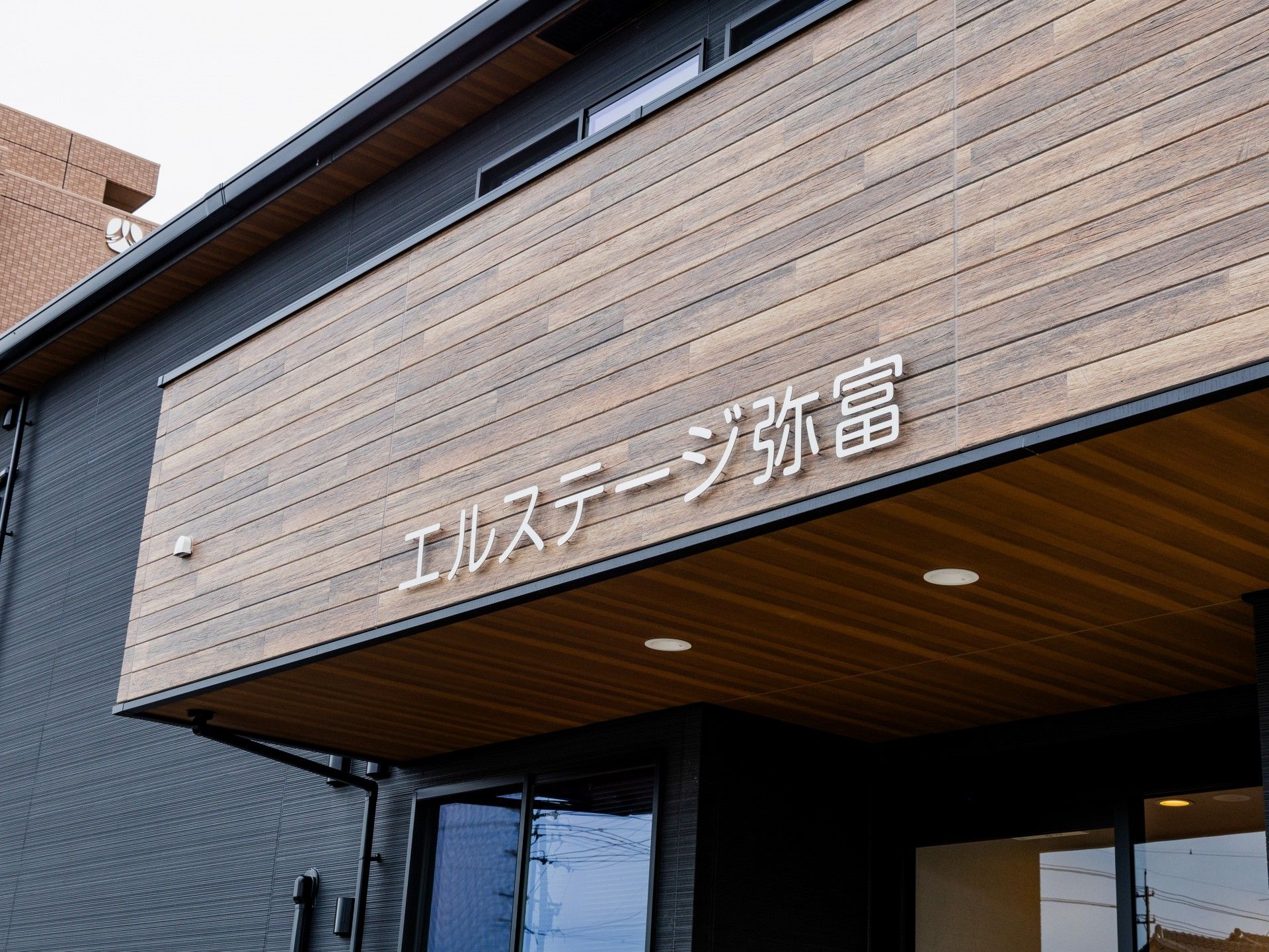 木目調のエントランス