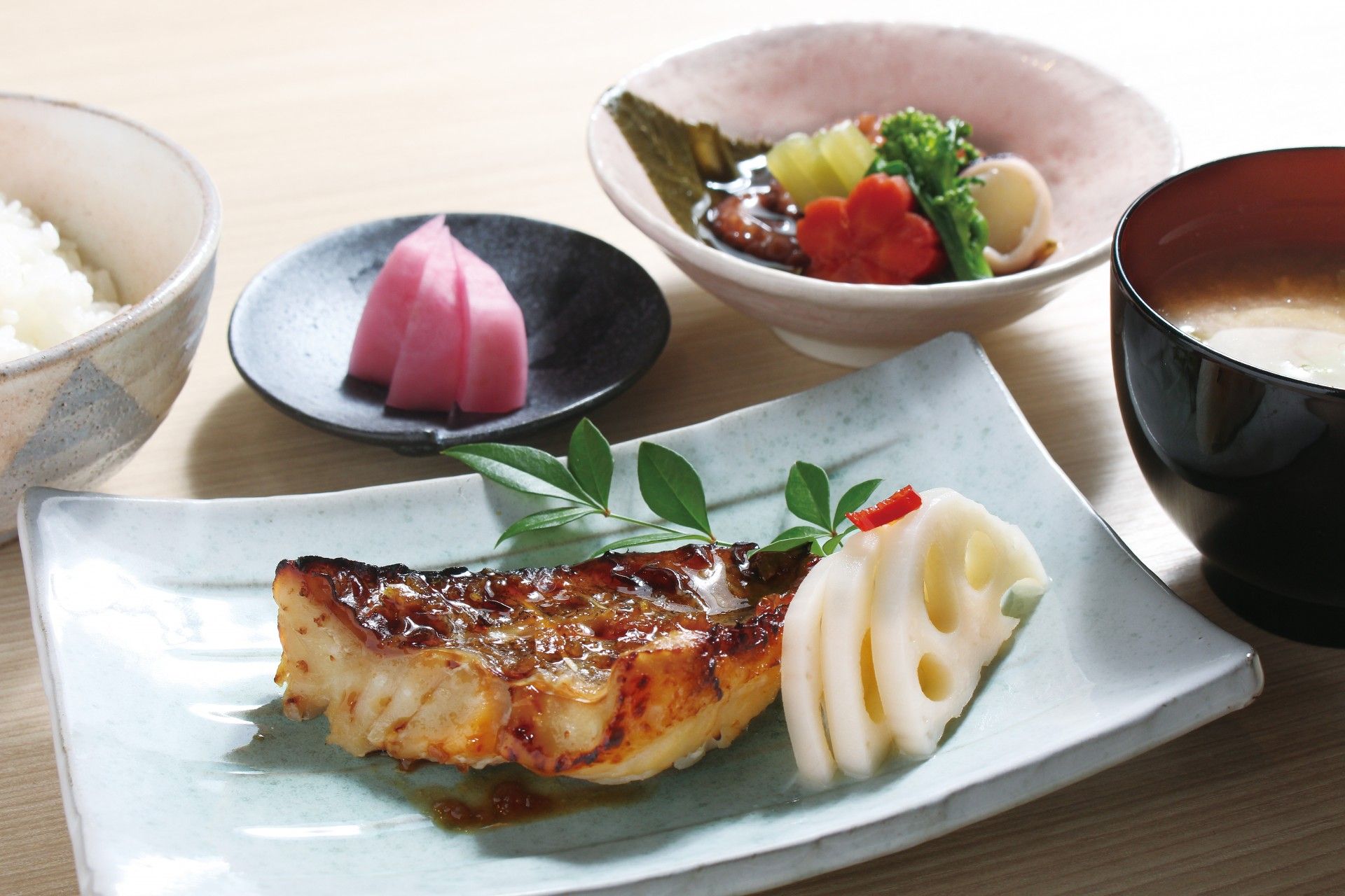 仲良く食事をしている高齢の男性と女性