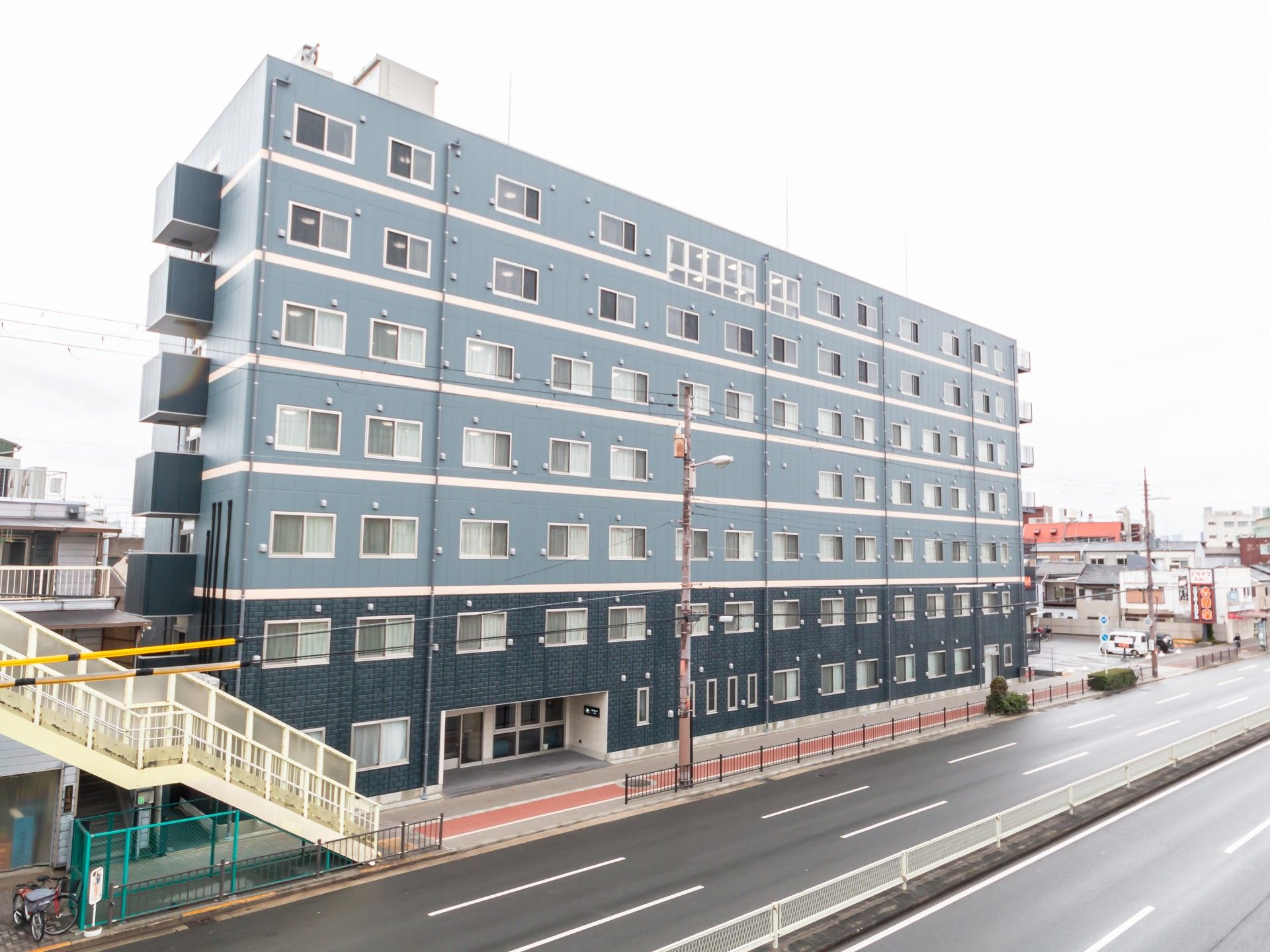 大通り沿いの建物外観