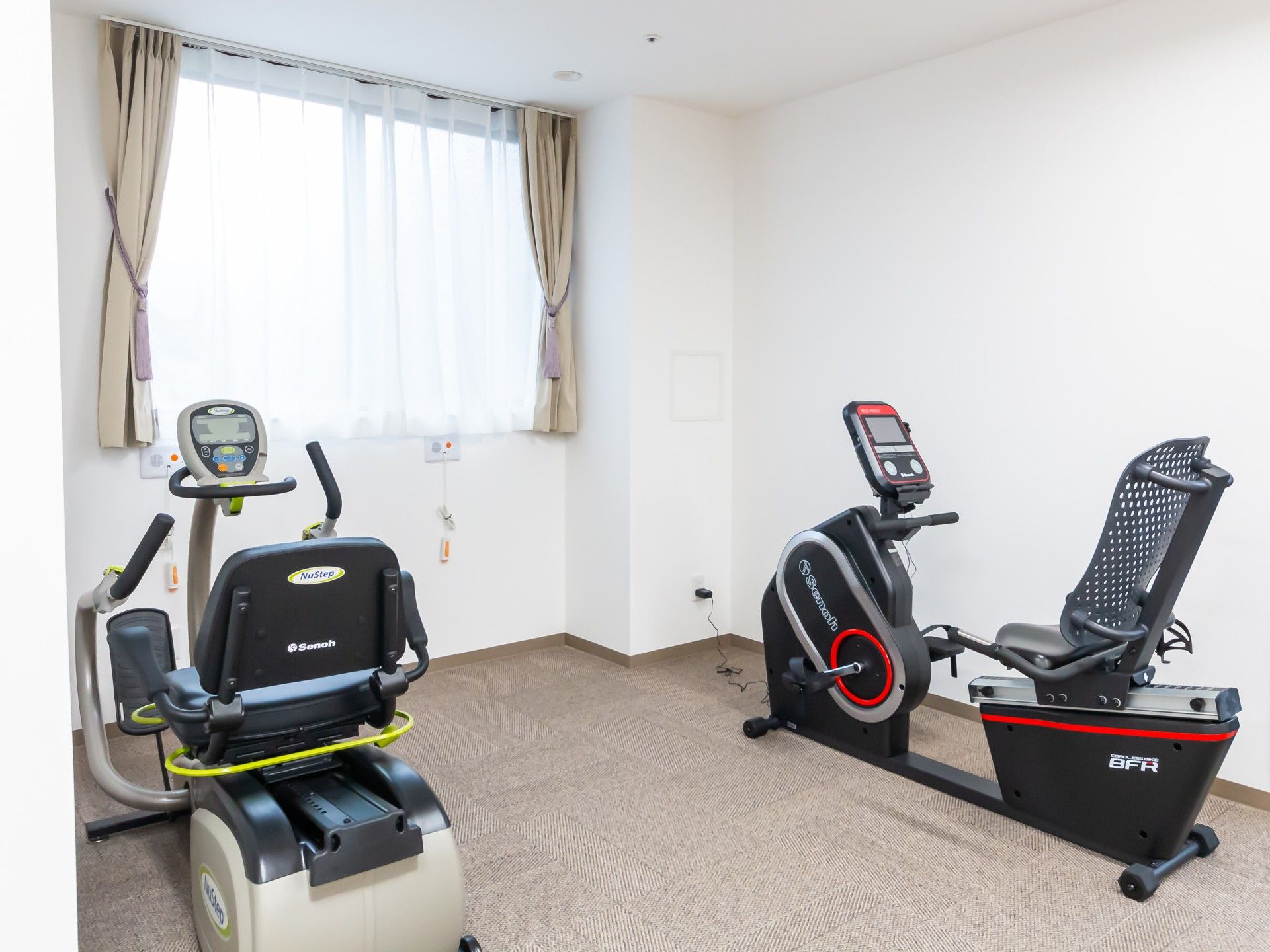 運動機器が並ぶ部屋