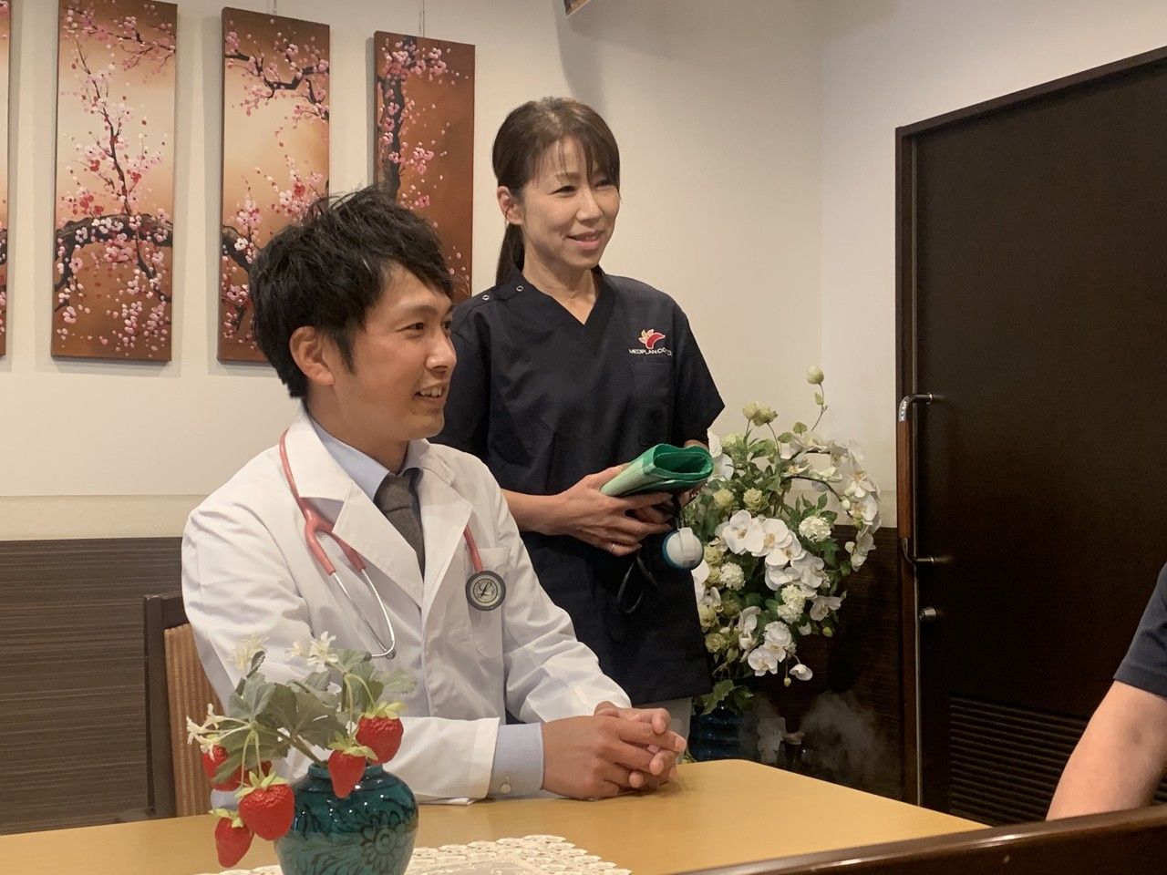 新聞を読む高齢の男性