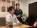 新聞を読む高齢の男性