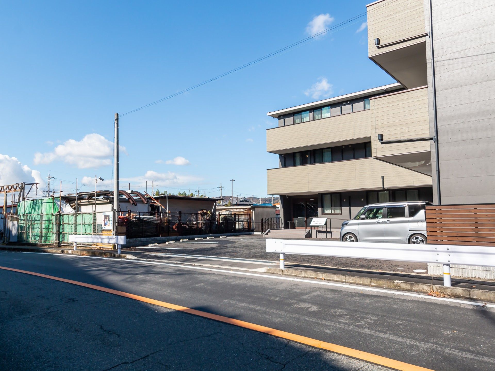 建物の外観と駐車場