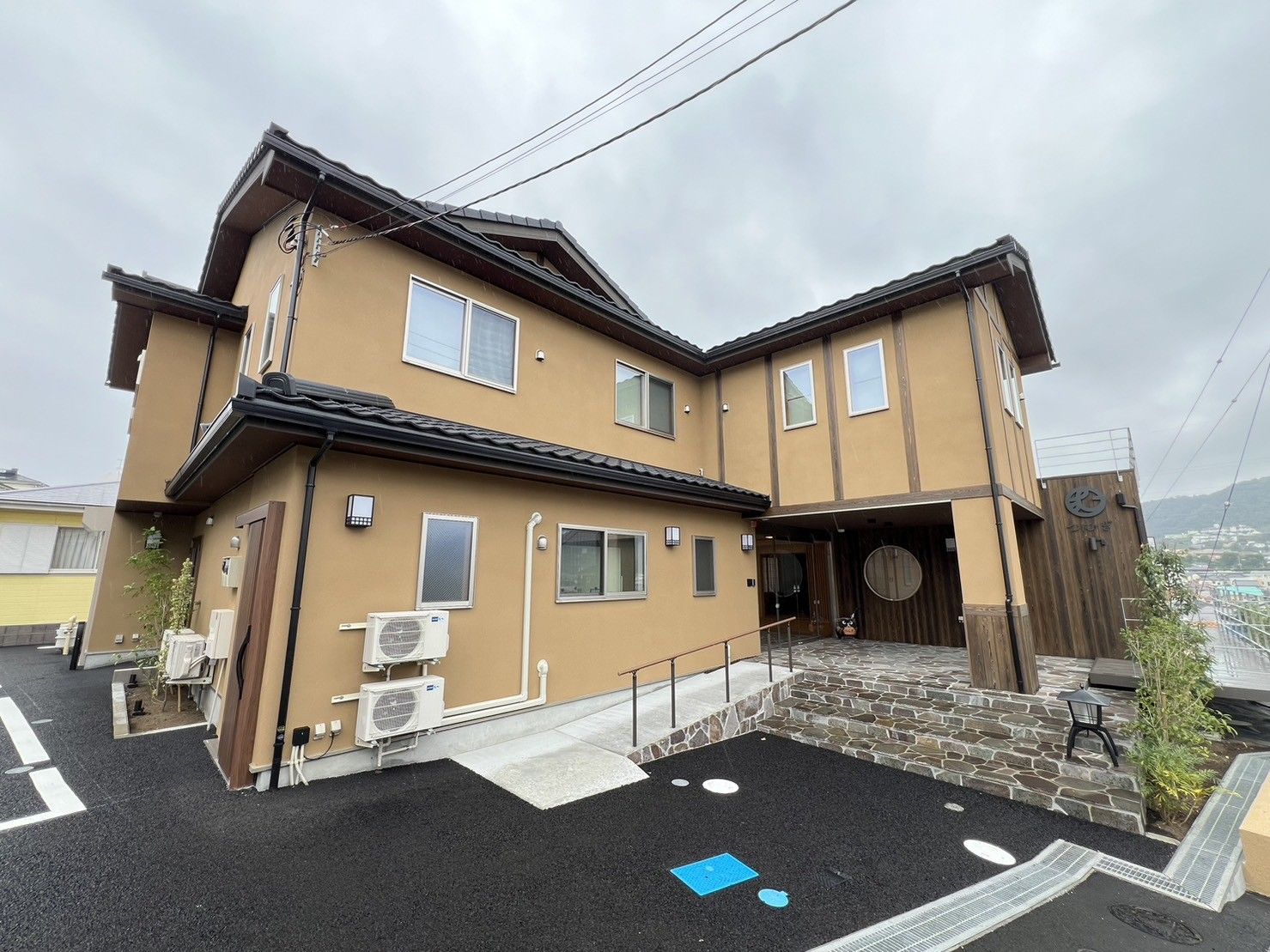 茶色の建物の外観