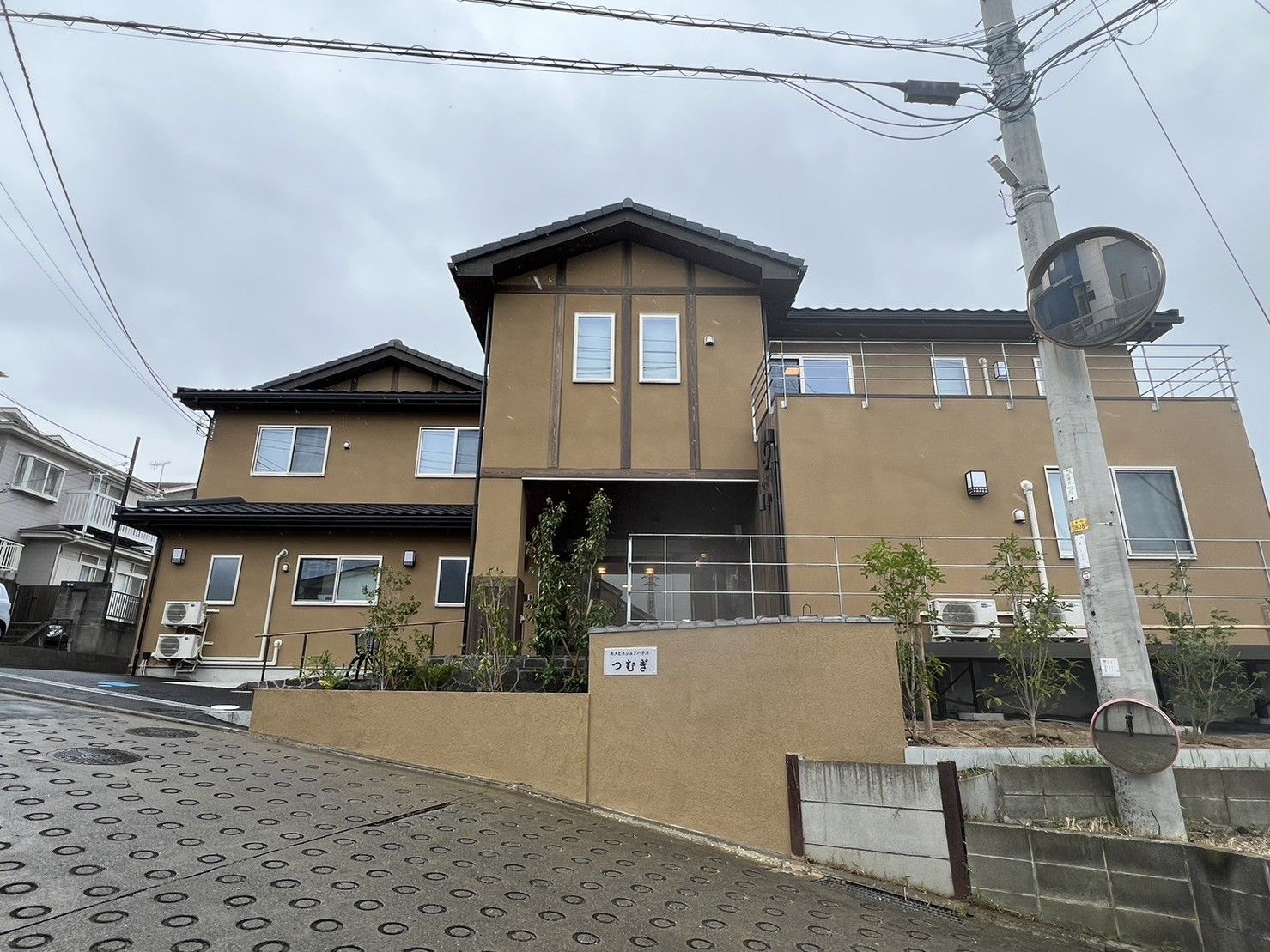 落ち着いた色合いの建物外観