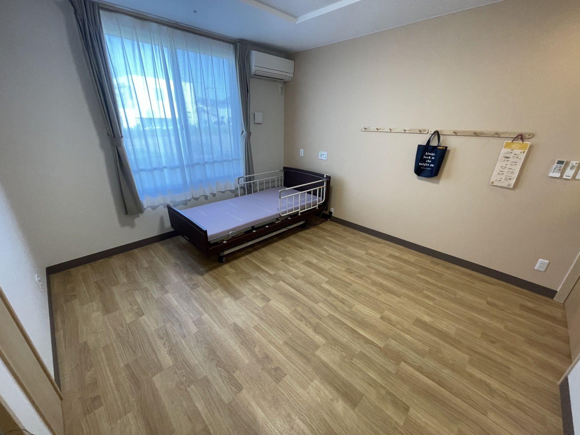 明るい個室の様子