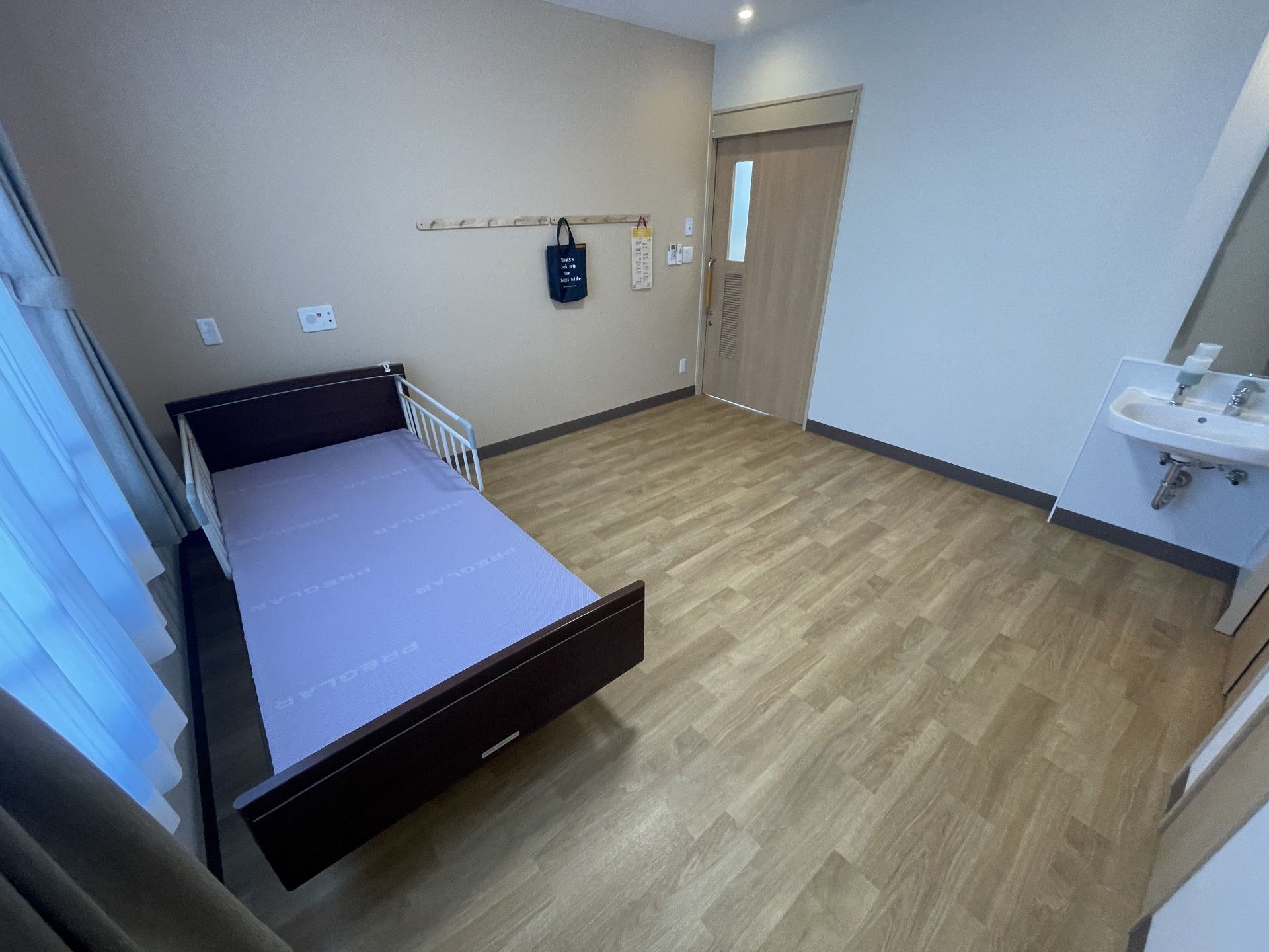 シンプルな個室の様子