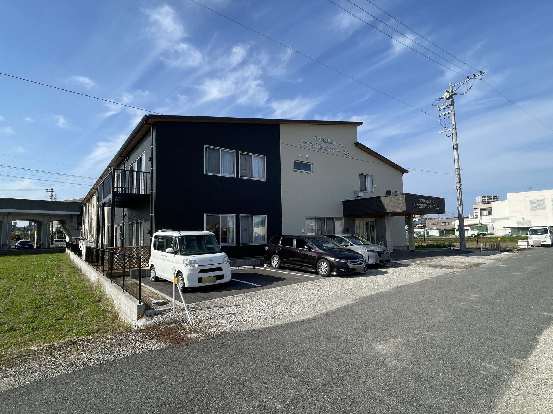 駐車場のある建物外観